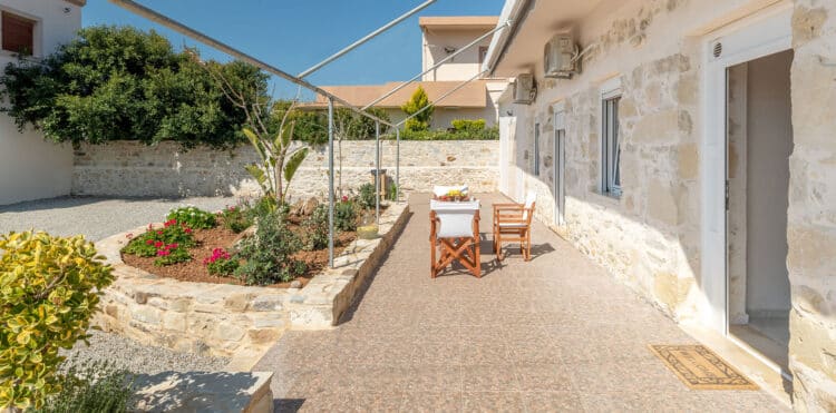 Zeus Traditional House - Easy Living zeus traditional house