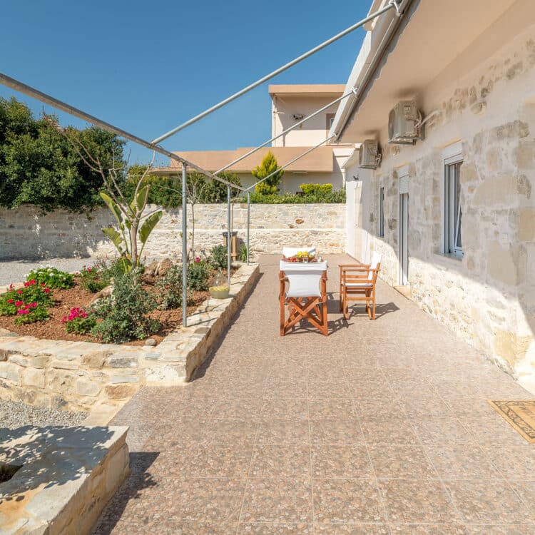 Zeus Traditional House - Easy Living zeus traditional house