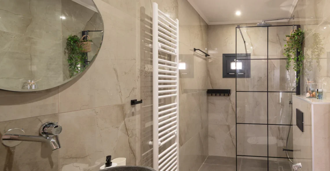 Levander Apartment: Bathroom