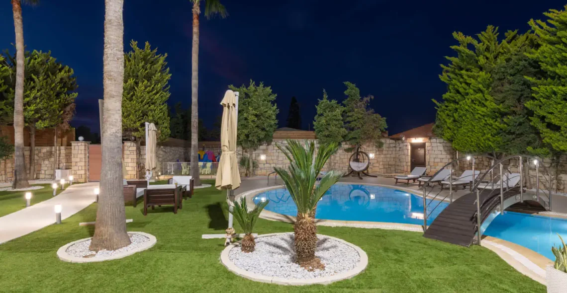 Serenity Bliss Villa: Garden and pool