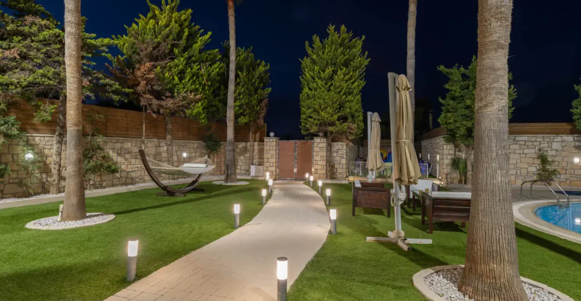 Serenity Bliss Villa: The garden at night