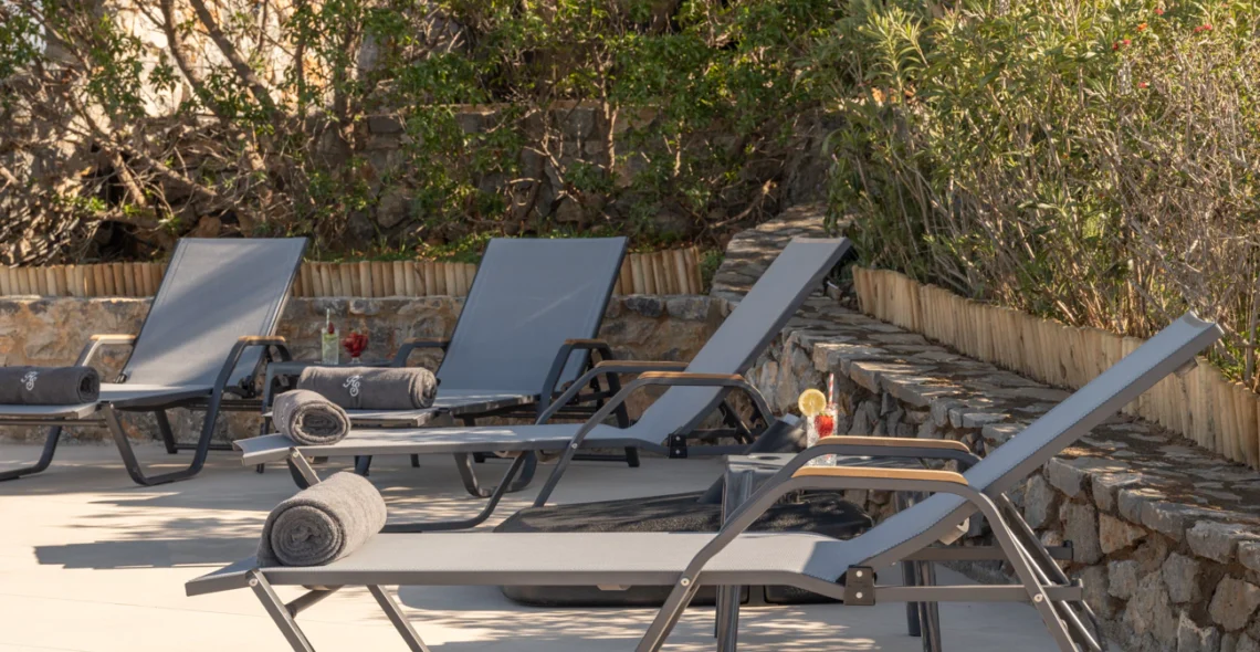 Terra Della Salvia: Poolside loungers area