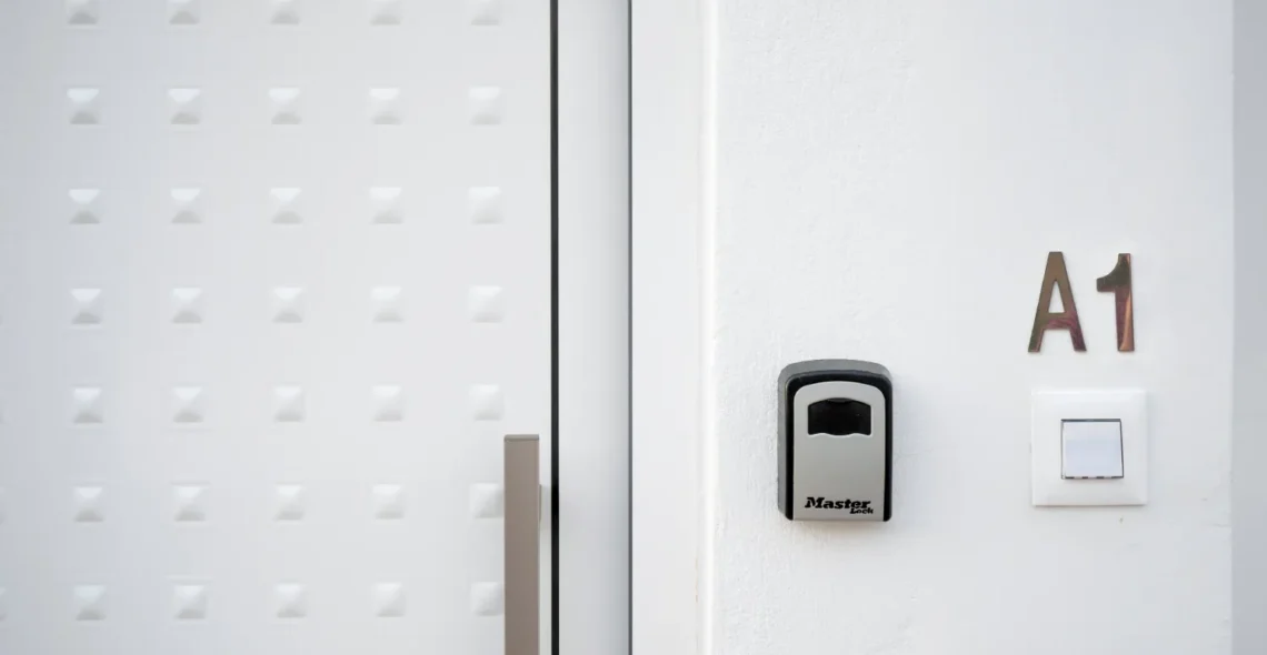 Athinais Suites A1: Secure door