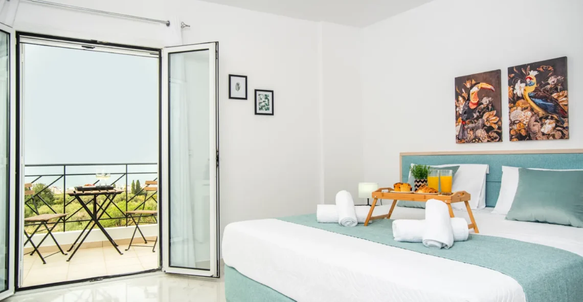 Athinais Suites A2: Double bed bedroom, access to balcony